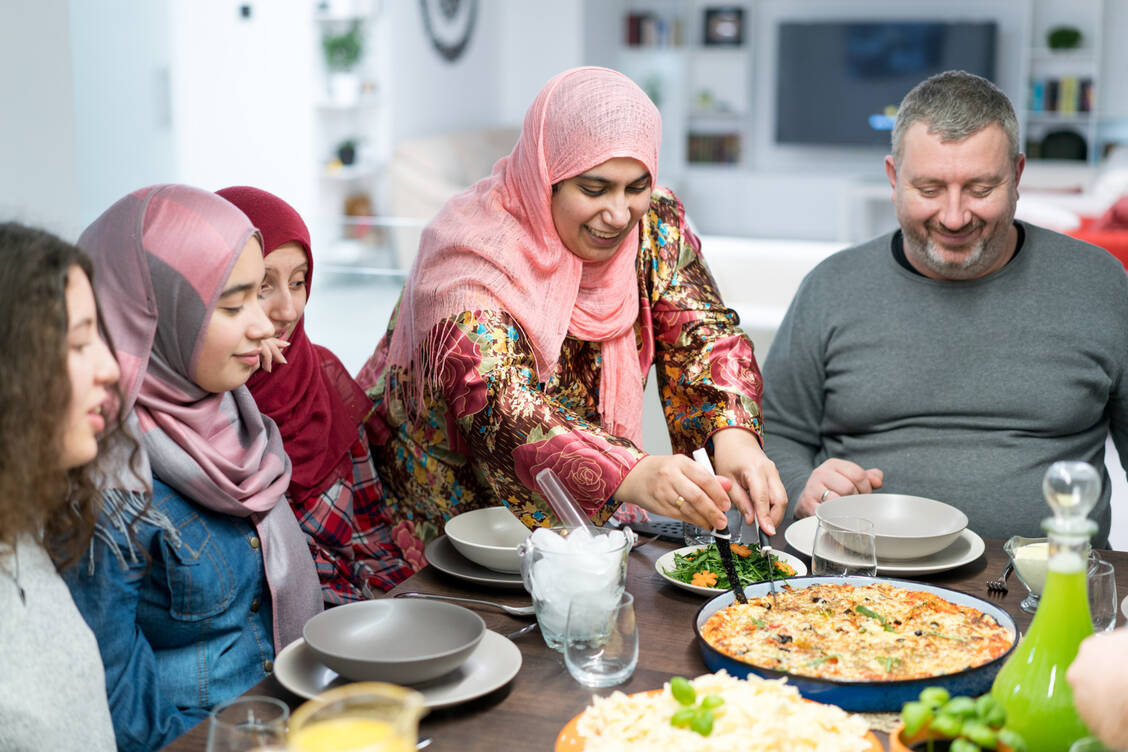 Neben Diabetes sind Migranten auch häufig von Adipositas betroffen. Ein möglicher Grund: Üppige Mahlzeiten haben etwa in vielen muslimischen Familien eine große soziale und emotionale Bedeutung. / Foto: Getty Images/
Jasmin Merdan