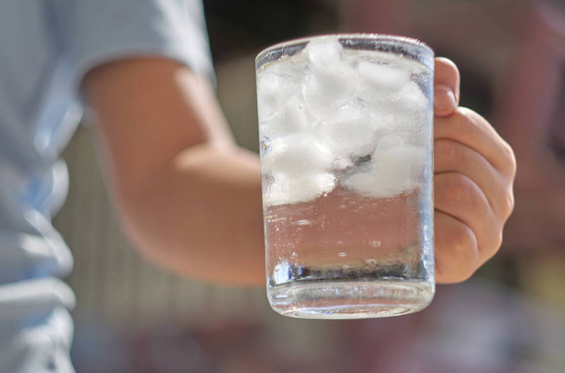 Je wärmer der Sommertag, desto größer die Sehnsucht nach einem eiskalten Getränk. Doch unser Körper hat das gar nicht gern. / © Getty Images/Krit of Studio OMG