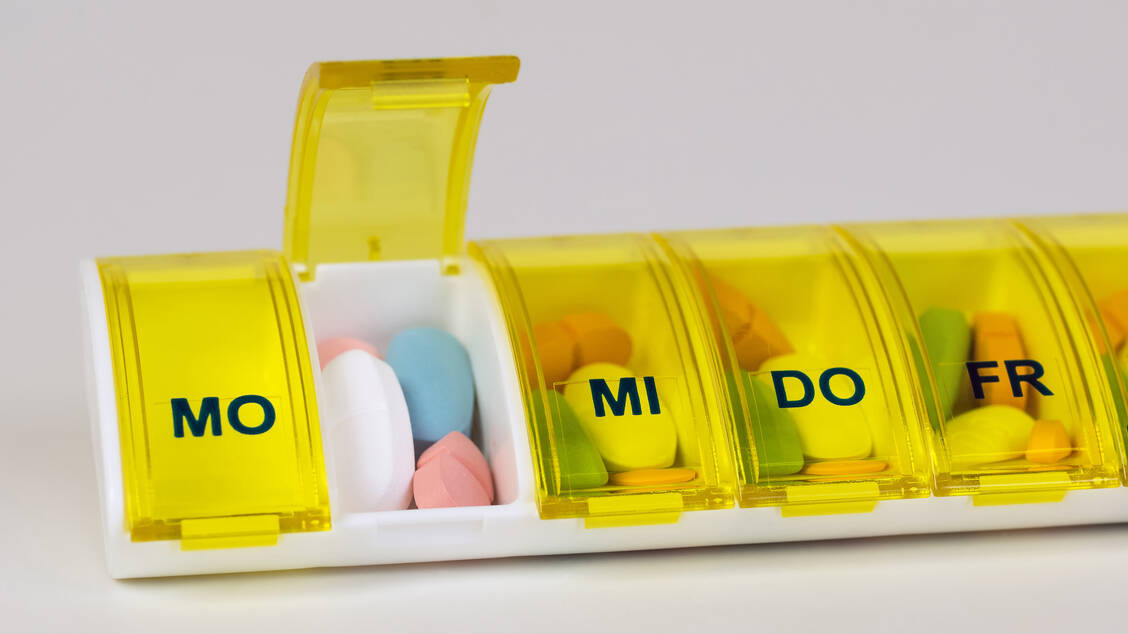 Dass das pharmazeutische Personal die Dosierung verschreibungspflichtiger Arzneimittel prüfen und mit dem Patienten besprechen kann, ist ein Vorteil der Dosierungsangabe auf dem Rezept. / Foto: Adobe Stock/Gundolf Renze