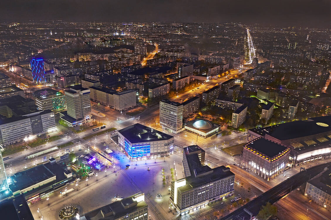 Berlin bei Nacht: Zu viel künstliches Licht, zu wenig Dunkelheit. Das hat Folgen für Mensch und Natur.  / Foto: Getty Images/Allan Baxter