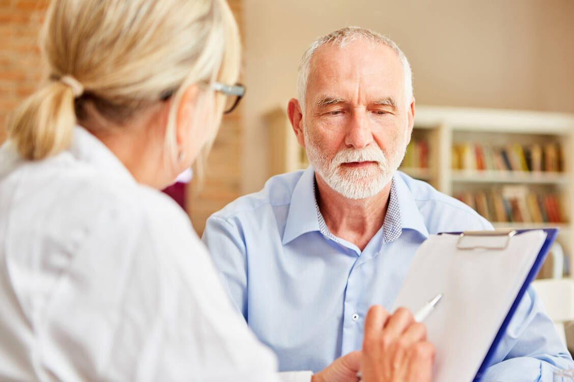 Aus der Studie lässt sich Experten zufolge jedoch nicht ableiten könne, dass ein Mensch nach einer Corona-Infektion ein erhöhtes Risiko habe, zu einem späteren Zeitpunkt Alzheimer zu entwickeln. / Foto: Adobe Stock/Robert Kneschke