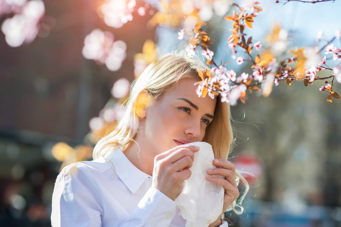 Kaum steht der Frühling vor der Tür, beginnt auch schon die Allergie-Saison. Zum Glück stehen in der Selbstmedikation eine Reihe wirksamer Therapieoptionen zur Verfügung.  / Foto: Getty Images/bluecinema