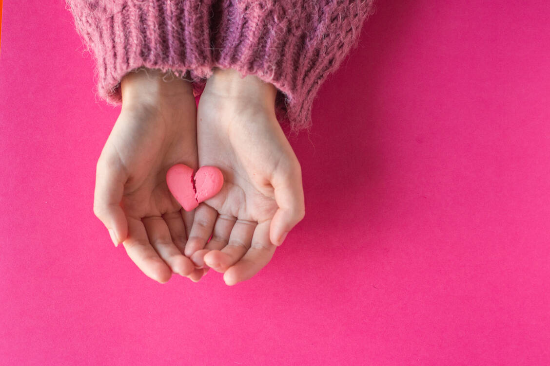 Gebrochenes Herz: Beim Broken-Heart-Syndrom führt emotionaler Stress zu einer Herzattacke.  / Foto: Getty Images/Os Tartarouchos