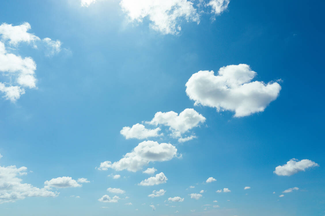 »Man kann sich das ein bisschen vorstellen wie das Wetter am Himmel: Wir sind der Himmel und bleiben bestehen. Das Wetter zieht vorbei und kommt in Wellen. Und das sind die Gefühle«, sagt der Psychologe Lukas Klaschinski. / © Getty Images/shunli zhao