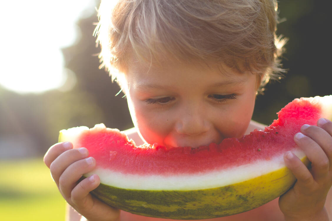 Gibt es an heißen Sommertagen etwas Besseres, als in ein kaltes, saftiges Stück Wassermelone zu beißen? / Foto: Getty Images/GPR Photography