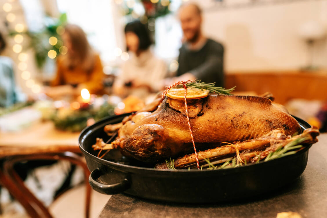 Enten- oder Gänsebraten gehören für viele Menschen zu einem traditionellen Weihnachtsfest dazu. / Foto: Getty Images/Nikada