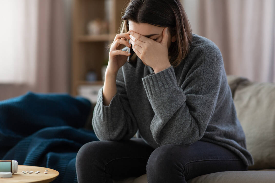 Es gibt verschiedene Anlaufstellen, an die sich Betroffene oder Angehörige in psychischen Ausnahmesituationen wenden können. / Foto: Adobe Stock/Syda Productions