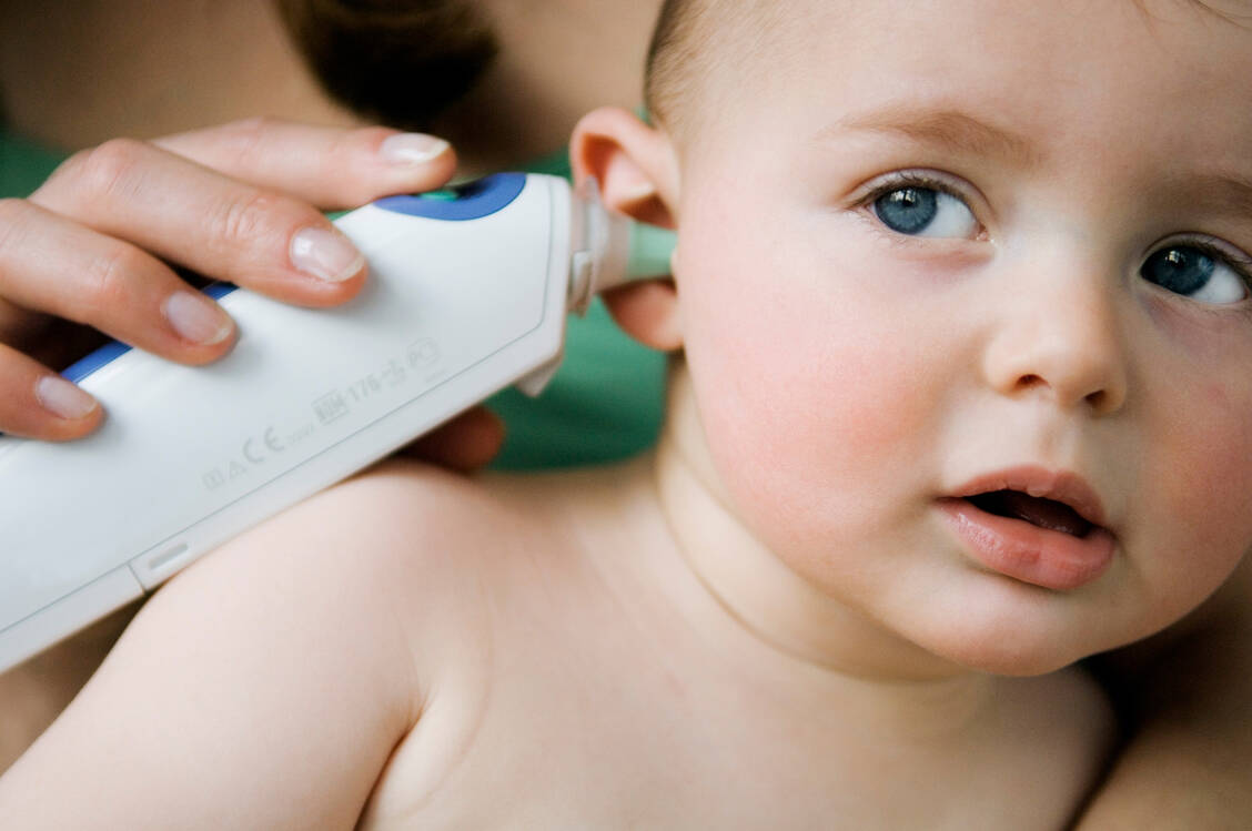 Die Temperatur im Ohr zu messen, ist für das Kind angenehmer als die rektale Messung – Kinderärzte empfehlen Ohrthermometer jedoch erst ab zwei bis drei Jahren. / © Getty Images/Eric Audras