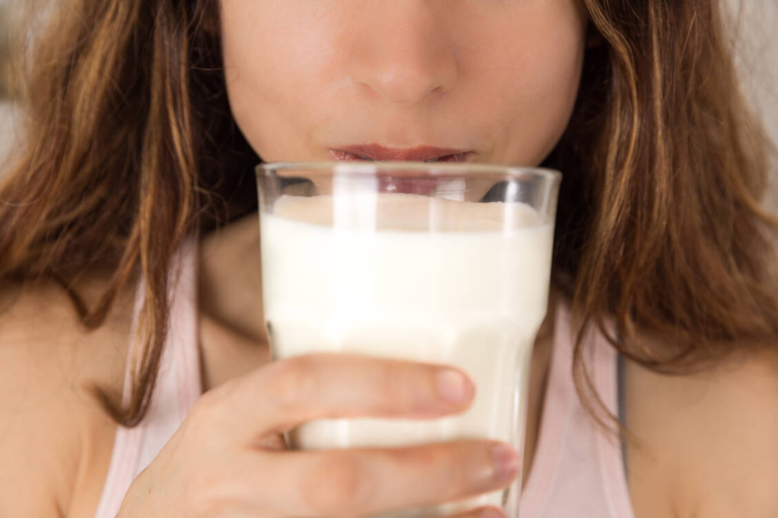 Fettarme Milch soll einer neuen Studie zufolge Zellen langsamer altern lassen. / Foto: Adobe Stock/Deniz AYCI LEU