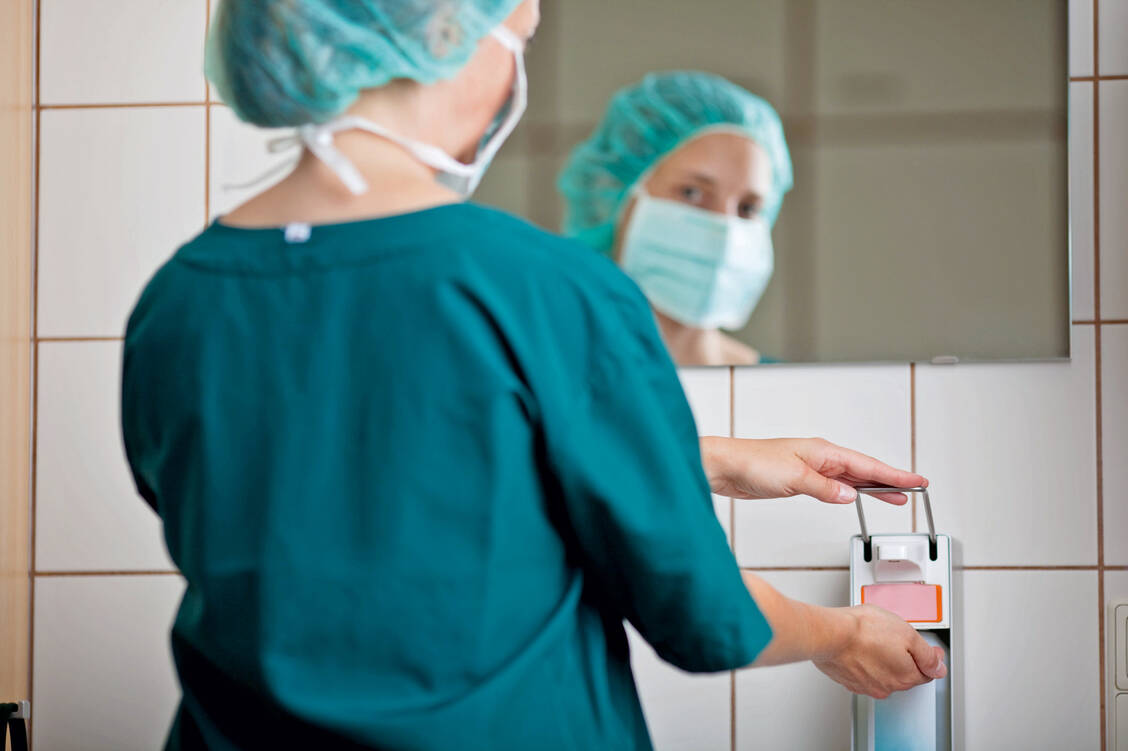 Fehlt es Krankenhäusern an Desinfektionsmittel, stecken sich Ärzte und Pflegepersonal leichter an und tragen Krankheitserreger weiter. / Foto: Fotolia/contrastwerkstatt