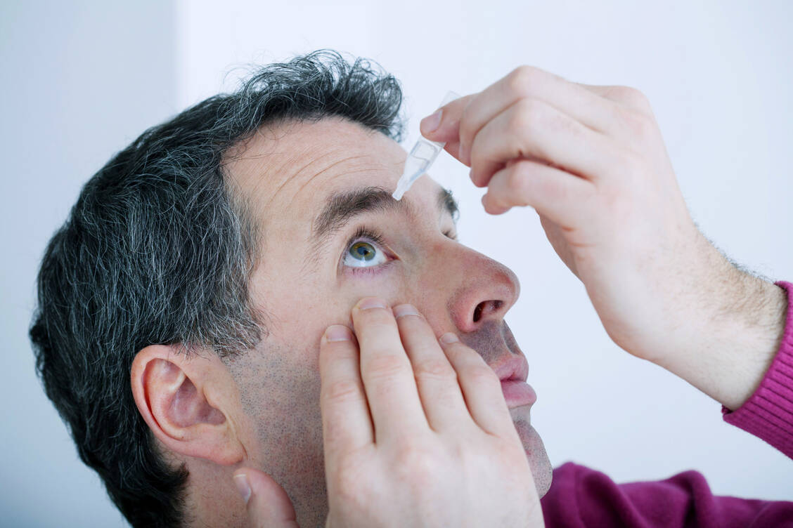 Tetryzolin schwillt die Schleimhaut des Auges vorübergehend ab und wirkt so symptomatisch, zum Beispiel bei einer allergischen Entzündung. / Foto: Adobe Stock/B. BOISSONNET/BSIP