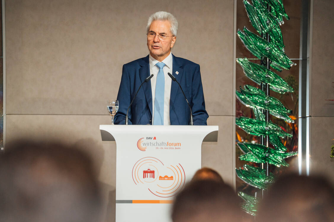 Das DAV-Wirtschaftforum findet in Berlin am 5. und 6. Mai 2026 statt. Die politische Lage stellte Hans-Peter Hubmann, DAV-Vorsitzender, vor. / © DAV/Ansgar Schwarz