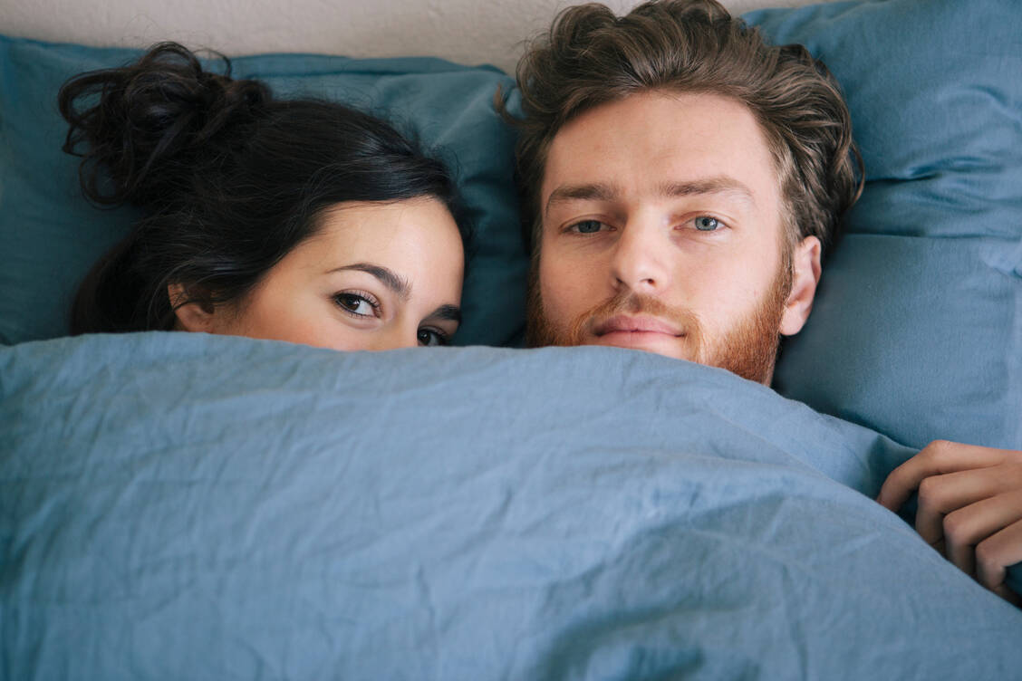 Ein Orgasmus setzt Oxytocin frei, ein Hormon, das das Gefühl von Nähe und Geborgenheit unterstützt.  / Foto: Getty Images/Halfdark