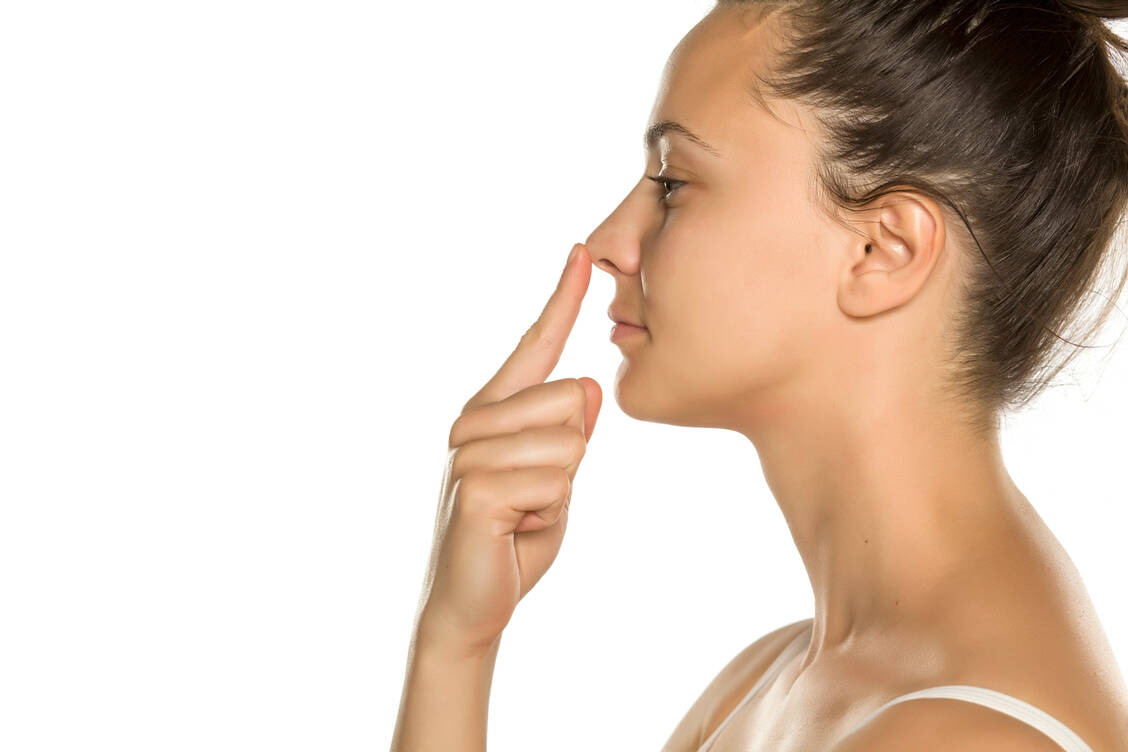 Direkt in der Nase Viren bremsen? Das scheint mit nasal verabreichtem Neomycin möglich zu sein. / Foto: Adobe Stock/vladimirfloyd