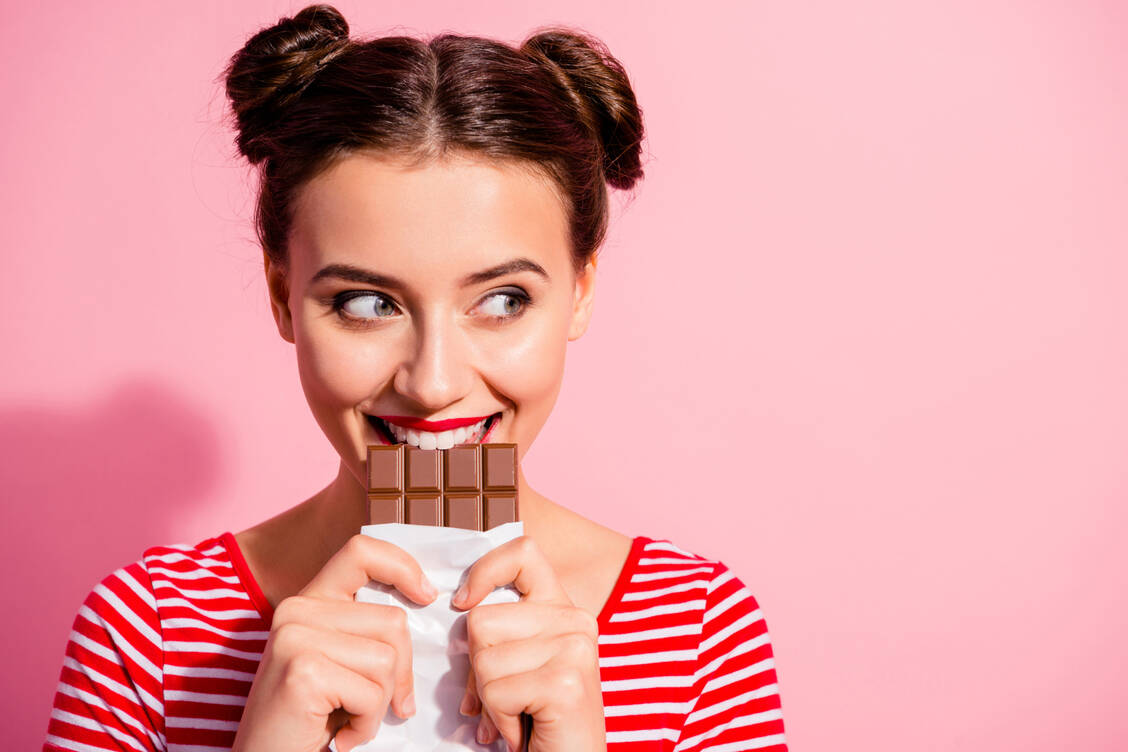 Kinder werden häufig mit Süßem belohnt. Das prägt sich ein und besetzt das Naschen positiv – bis ins Erwachsenenalter. / Foto: Adobe Stock/deagreez