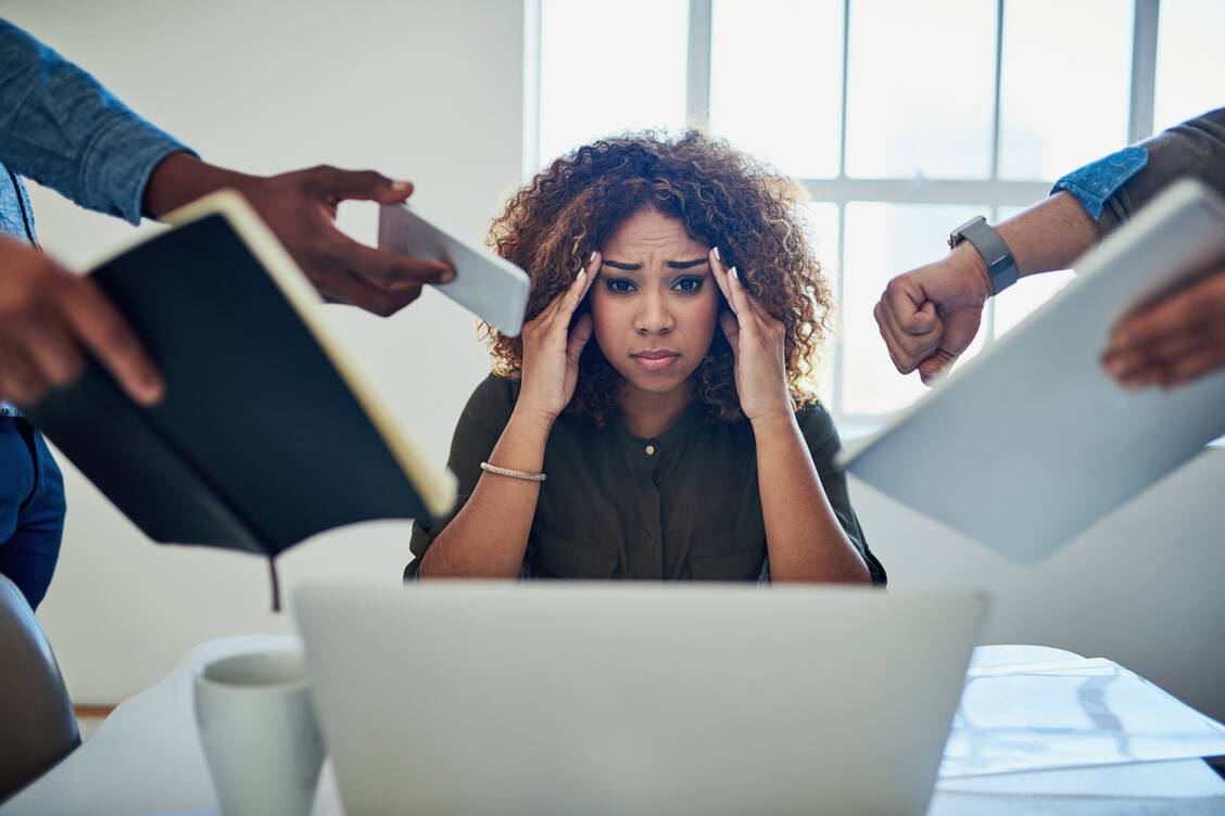Zeitdruck ist ein Stressfaktor: Entweder sind es zu viele Aufgaben oder der Auftrag ist zu komplex für das Zeitfenster, das dafür eingeräumt wurde. / © Getty Images/PeopleImages