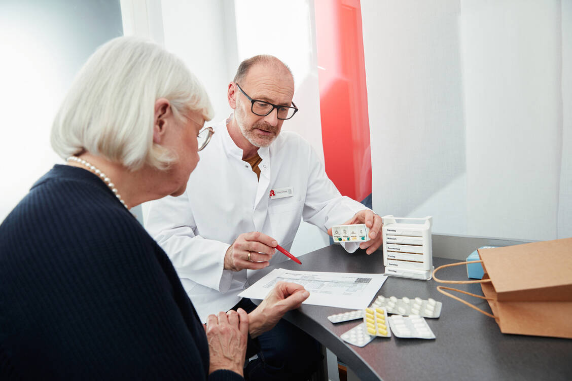 Zu den pharmazeutischen Dienstleistungen gehört unter anderem die Medikationsanalyse. / Foto: ABDA