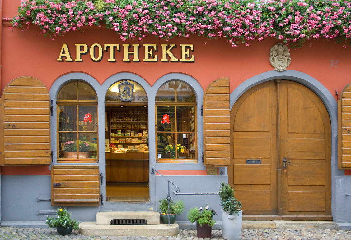 Liebevoll betreut und kompetent beraten: Diesen Eindruck vermittelt obige Landapotheke. / Foto: Adobe Stock/Heinz Schiffer
