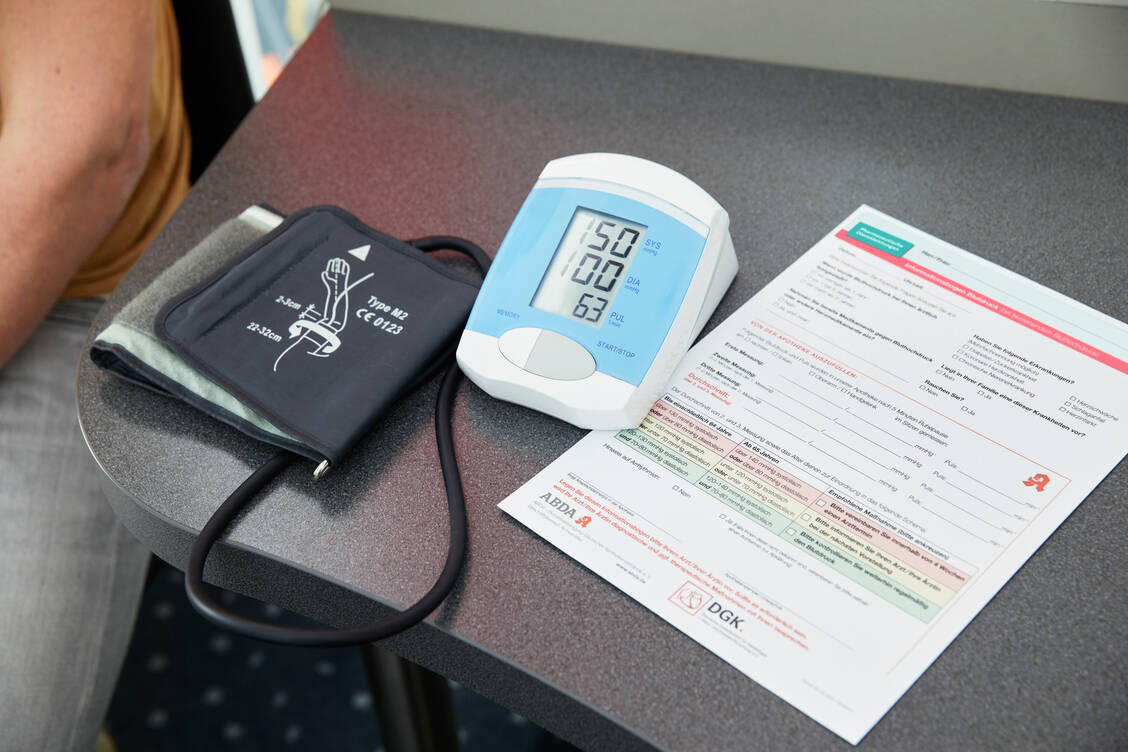 PTA und Apotheker beurteilen den Blutdruck anhand eines standardisierten Informationsbogens. / Foto: ABDA