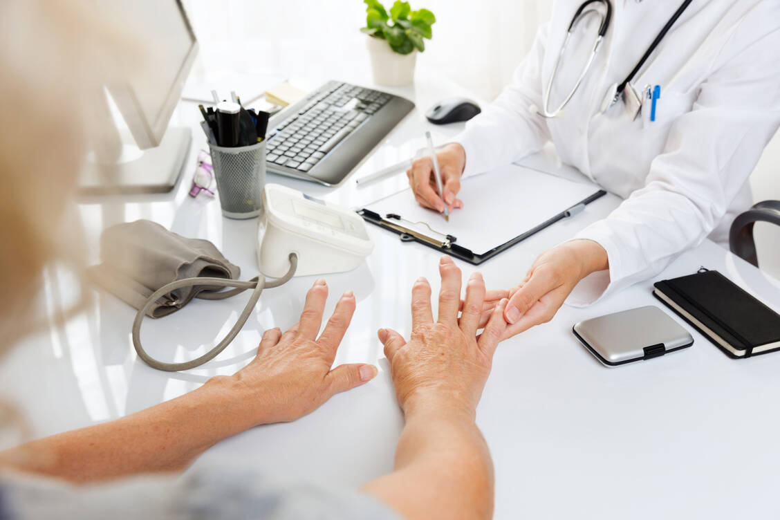 Schon länger ist bekannt, dass manche Viren die Entwicklung einer Autoimmunerkrankung wie zum Beispiel der Rheumatoiden Arthritis triggern können.  / Foto: Adobe Stock/narstudio