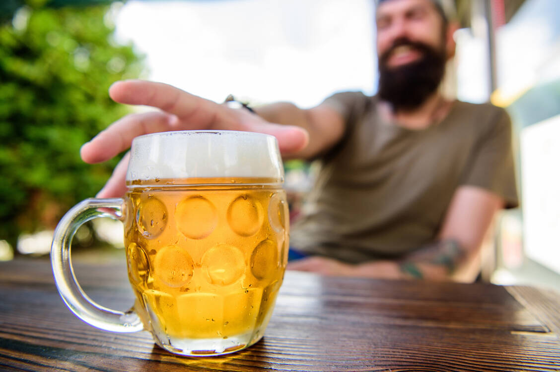 Einer neuen Studie zufolge sollten Männer unter 40 Jahren nicht mehr als ein Schnapsglas voll Bier am Tag trinken. / Foto: Adobe Stock/Roman Stetsyk