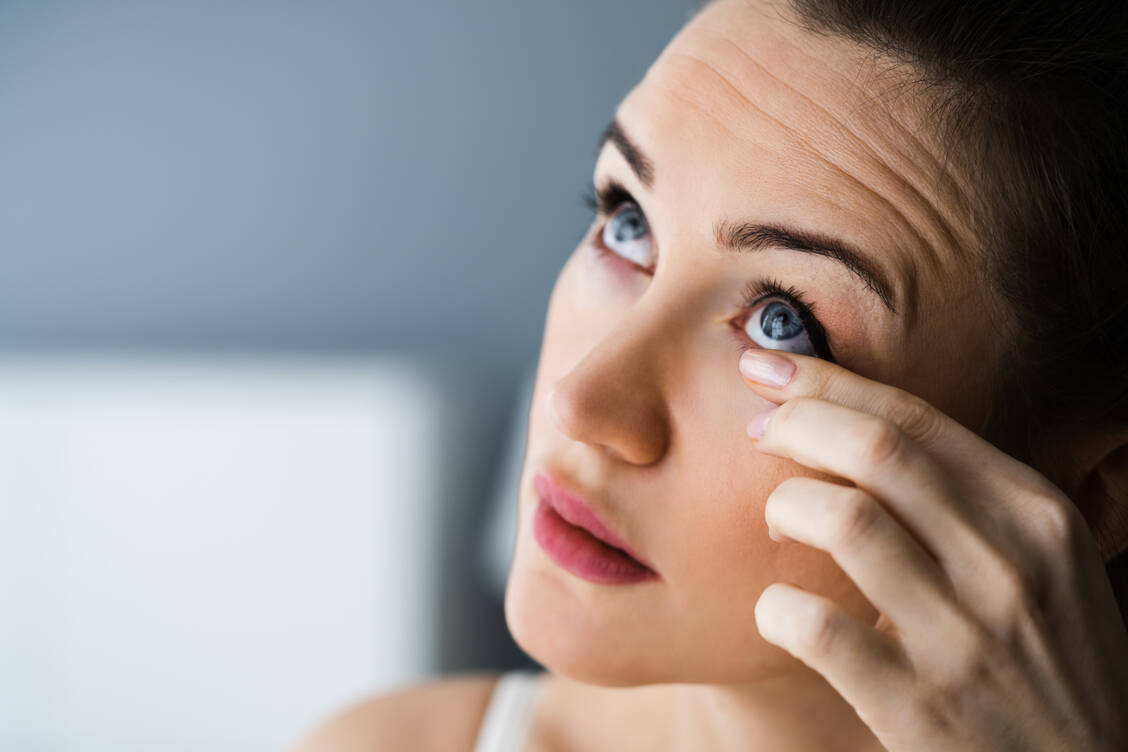 Jucken, Brennen, Sandkorngefühl: nur trockene Augen oder vielleicht eine okuläre Rosazea? / Foto: Getty Images/Andrey Popov