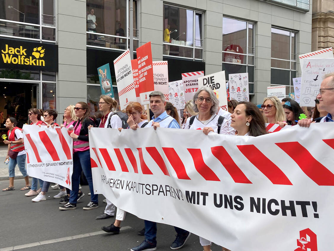 Apotheken kaputtsparen? Mit uns nicht! lautete ein Statement der Apotheken. Auch Gabriele Regina Overwiening, ABDA-Präsidentin, demonstrierte mit. / Foto: PZ/Anne Orth