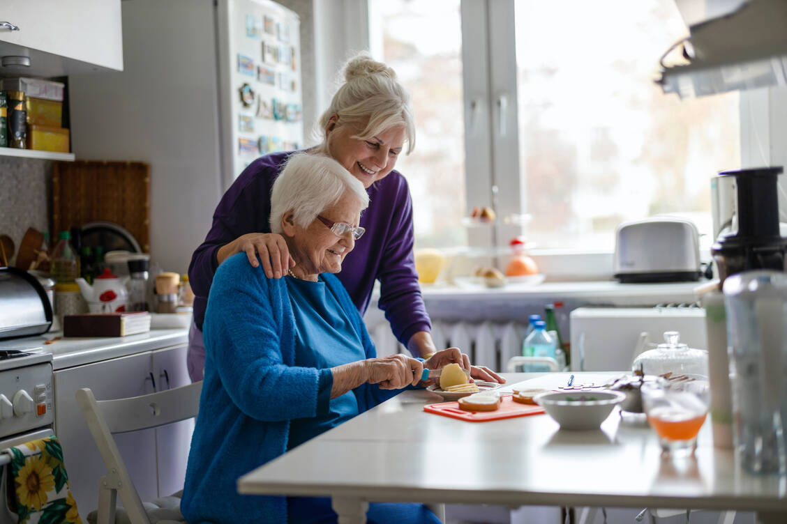 Werden Demenzkranke beim Vorbereiten der Mahlzeiten mit einbezogen, stärkt das ihren Selbstwert und steigert die Vorfreude auf das gemeinsame Essen. / Foto: Getty Images/PIKSEL