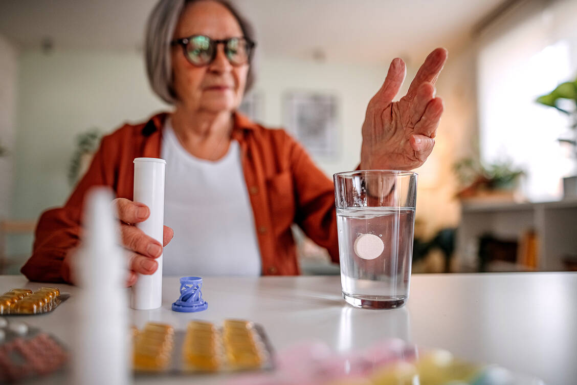 Der Sprudeleffekt von Brausetabletten beruht auf zugesetztem Natrium, das bei Nahrungsergänzungsmitteln jedoch häufig nicht deklariert ist.  / Foto: Getty Images/eclipse_images