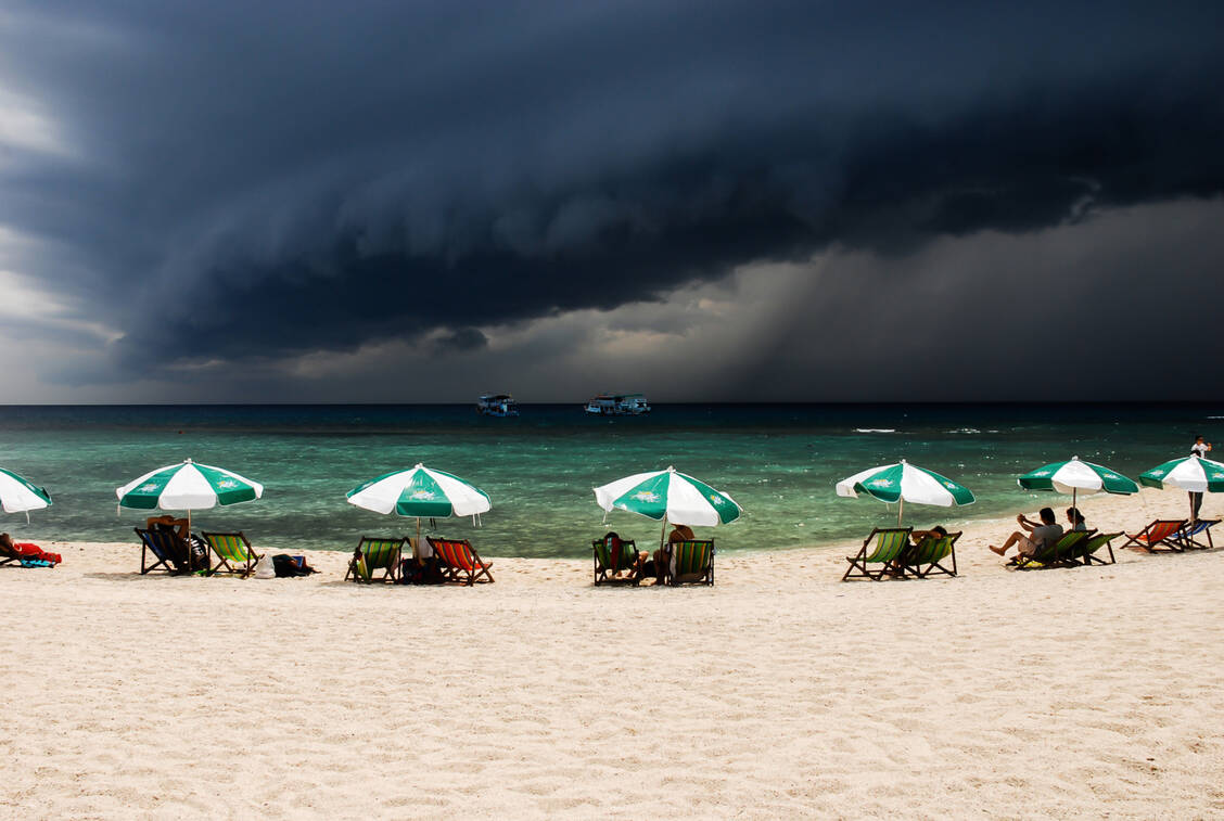 Auch von Wasser sollte man sich fern halten bei Gewitter, das gilt nicht nur für das Meer oder Badeseen, sondern auch für Pfützen. Die Füße sollten möglichst trocken stehen. / Foto: Getty Images/wichitra watchasang