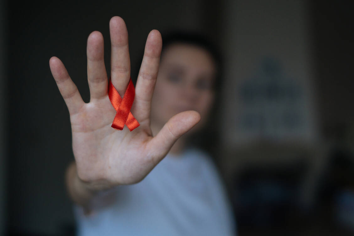 Jedes Jahr am 1. Dezember ist Welt-Aids-Tag, der über HIV, den Umgang mit der Infektion und Prävention informiert. / © Getty Images/Burak Karademir