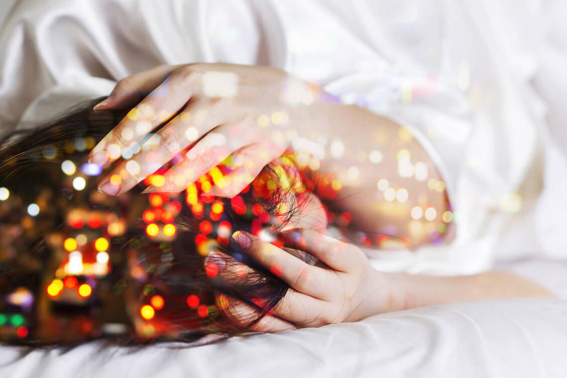 Dass man sich nach einem alkoholreichen Abend am Folgetag gerädert und abgeschlagen fühlt, ist kaum verwunderlich und hat gleich mehrere Ursachen. / © Adobe Stock/ArtBackground