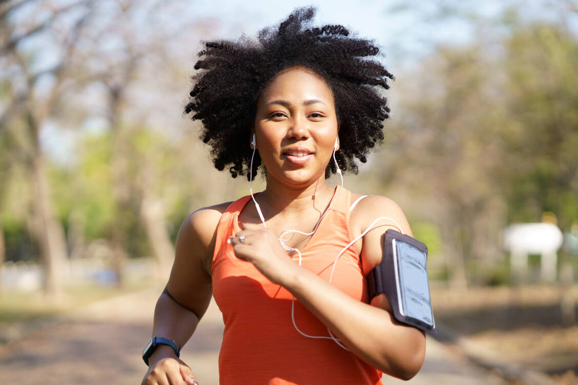 Viele Sportlerinnen nutzen Wearables. / © Getty Images/wera Rodsawang