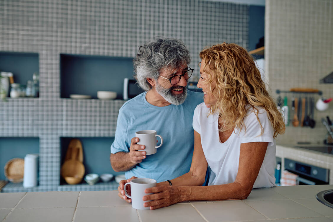 Besser als sein Ruf: Tratschen tut jeder, sagt die Wissenschaft. Gespräche über andere können Beziehungen sogar positiv beeinflussen. / © Getty Images/WeBond Creations