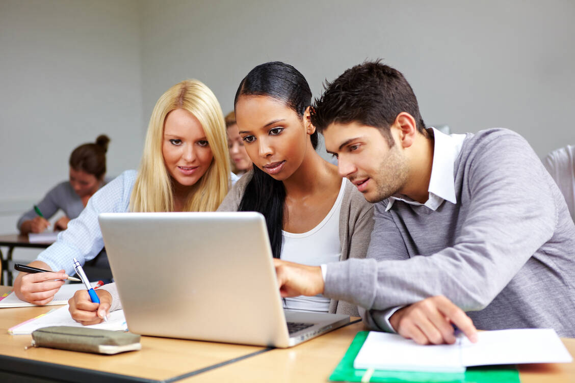 Der BVpta setzt sich für eine strukturierte Weiterbildung für PTA ein, die sie für die Vertretung des Apothekers qualifiziert und eine Möglichkeit zur Weiterentwicklung darstellt. / © Adobe Stock/Robert Kneschke