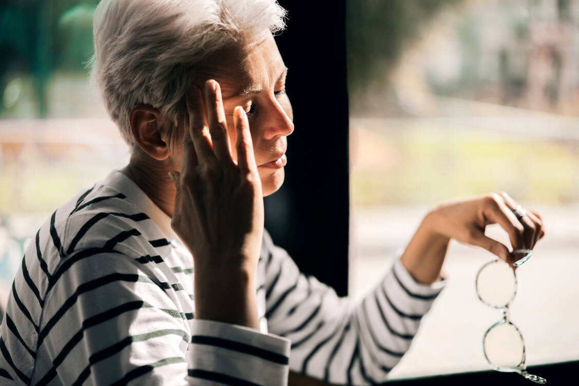Kognitive Probleme wie Konzentrationsstörungen oder Vergesslichkeit treten in den Wechseljahren gehäuft auf. Viele Frauen sind besorgt, ob sich damit eine Demenz ankündigt. / © Getty Images/Yana Iskayeva