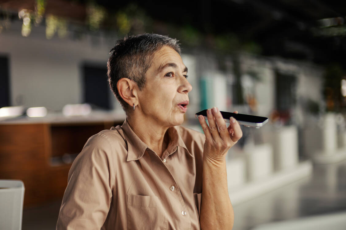 Zu Beginn eines Asthma- oder COPD-Schubs verändert sich die Stimme der Betroffenen. Per App könnte man so Verschlechterungen in Zukunft frühzeitig erkennen. / © Getty Images/Organic Media