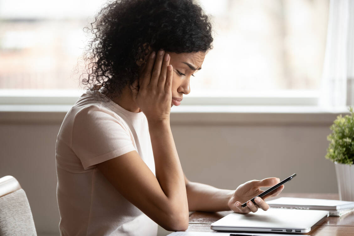 Viele Menschen fühlen sich durch Smartphone und Co. gestresst, auch in der Freizeit. / Foto: Adobe Stock/fizkes