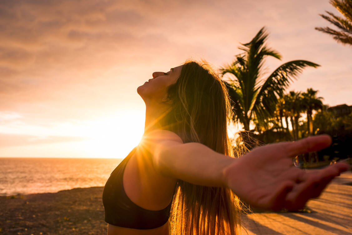Nach einem langen Tag am Strand braucht die Haut eine Extraportion Pflege.  / Foto: Adobe Stock/simona