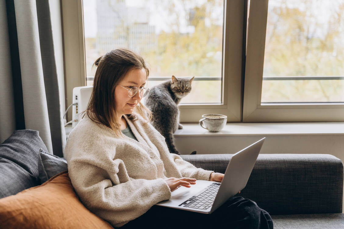 Wie produktiv Arbeitnehmer im Homeoffice sind, hängt auch davon ab, ob die Beschäftigten selbst bestimmen können, ob sie zu Hause arbeiten. / © Getty Images/Anastasiia Voloshko