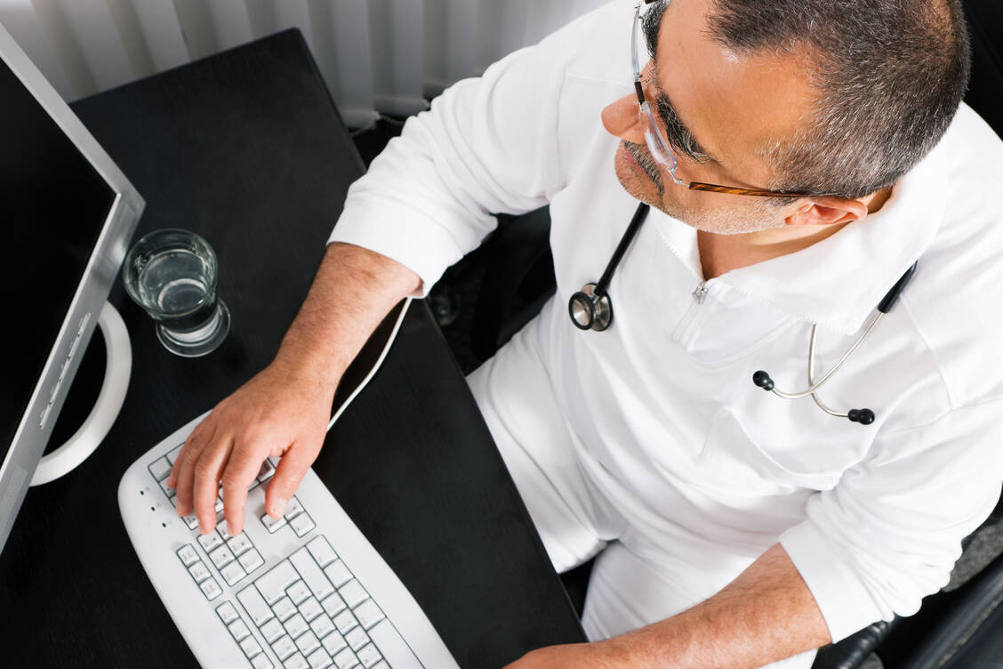 Das Verfassen von Arztbriefen kostet Klinikärzte bis zu drei Stunden am Tag. / Foto: Kzenon - Fotolia
