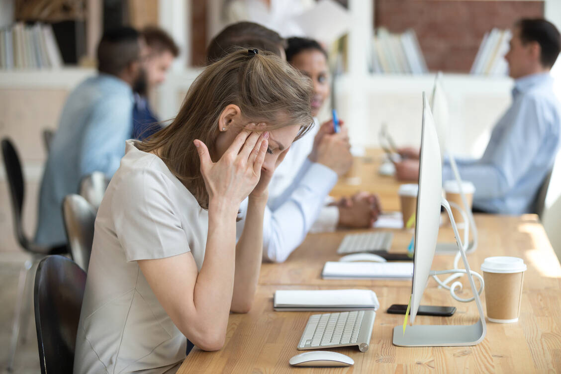 Zeitstress und eine unfreundliche Atmosphäre sind die Hauptgründe, warum sich Arbeitnehmer in Deutschland gestresst fühlen.  / Foto: Adobe Stock/fizkes