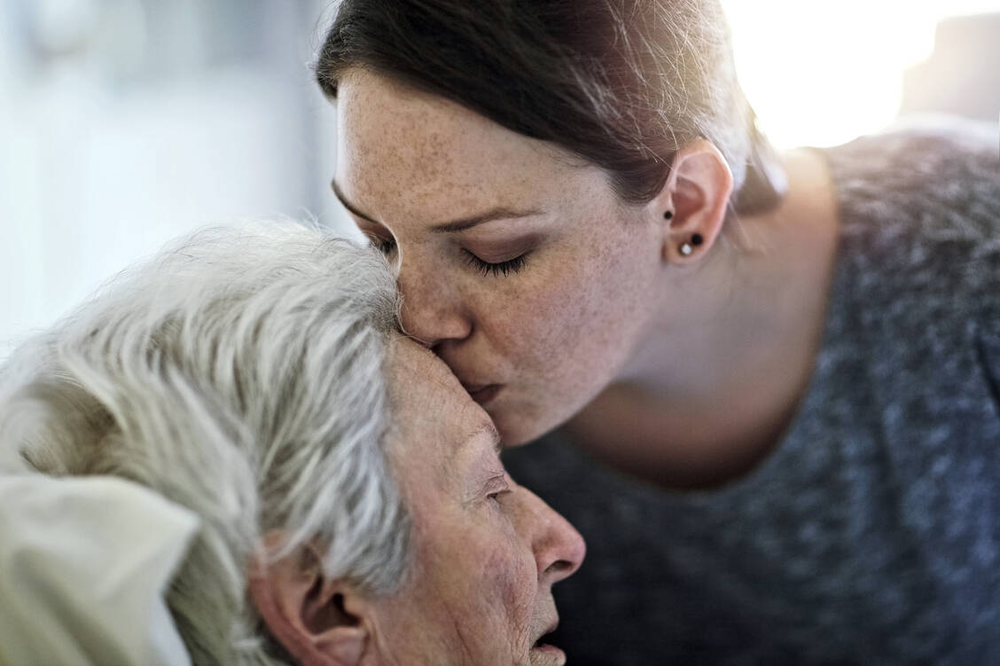 Unheilbar kranke Patienten sollten die ihnen verbleibende Zeit ohne Schmerzen verbringen können, um in Ruhe Abschied zu nehmen. / Foto: iStock/PeopleImages