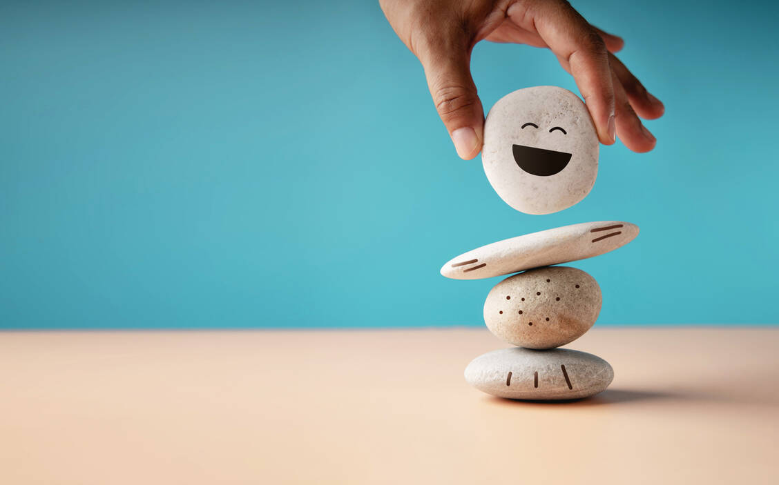 Die Expertin betont, dass positive Psychologie nicht mit toxischem positiven Denken verwechselt werden sollte. / © Adobe Stock/blacksalmon