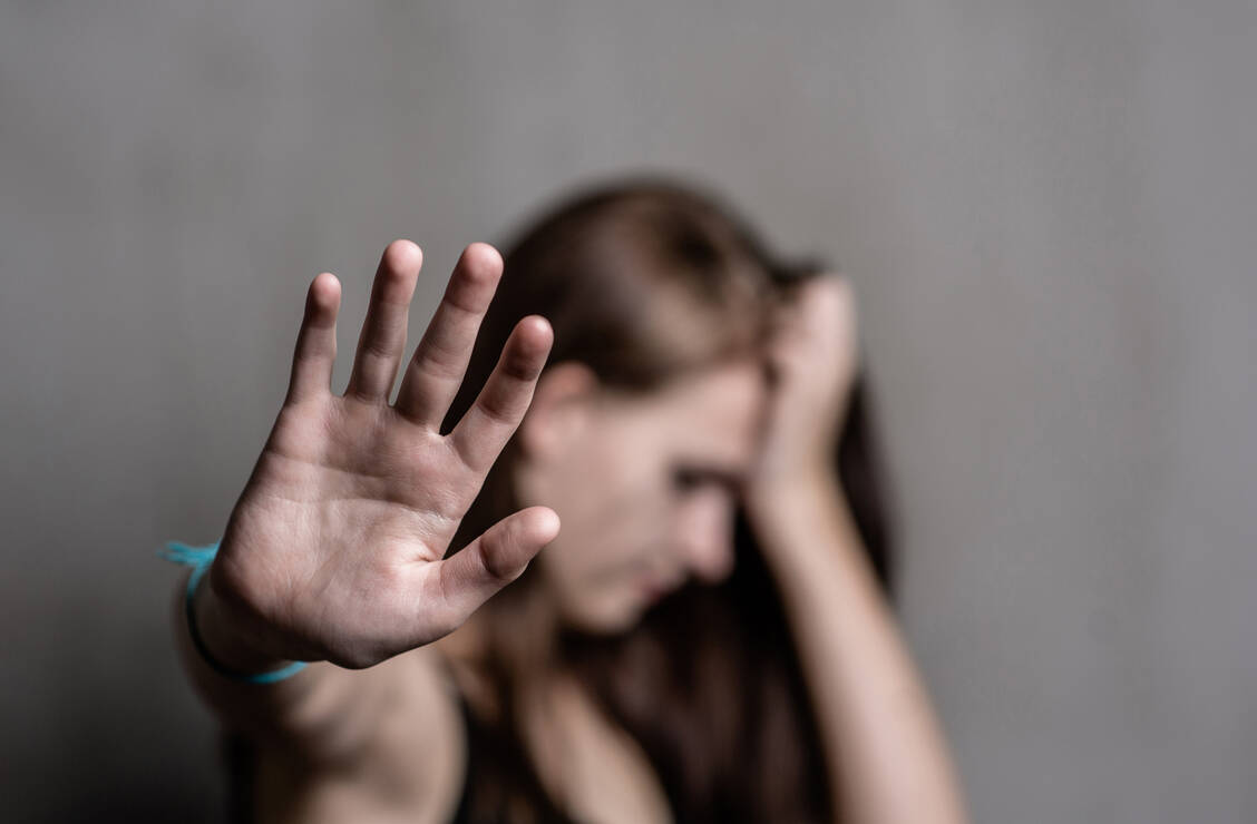 Alles zu viel? Unkonzentriert? Erschöpft und der Arbeit gegenüber nur noch negativ eingestellt? Dann sollte ein Burnout in Betracht gezogen werden. / Foto: Adobe Stock/Ermolaev Alexandr