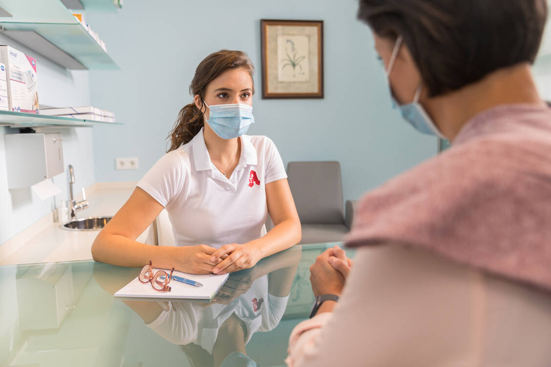 Bei den pharmazeutischen Dienstleistungen können sich PTA ein neue Aufgabegebiete erschließen. Dazu zählen zum Beispiel das Blutdruckmessen oder auch die Medikationsanalyse. / Foto: ABDA