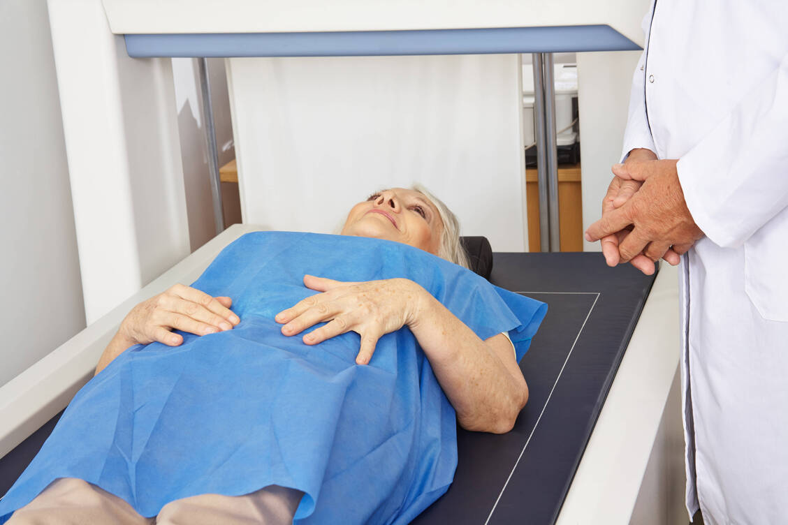 Spätestens, wenn man Knochenbrüche hat, sollte man einmal auch an Osteoporose denken und die Knochendichte messen lassen, empfehlen die Experten. / © Imago Images/Zoonar II