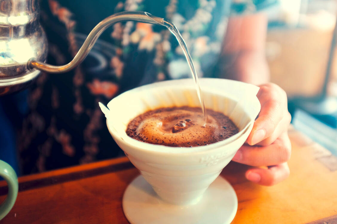 Der Trend geht aktuell wieder zum mit Hand überbrühten Filterkaffee – in Coffeeshops heute Slow Coffee oder Pour Over Coffee genannt. / Foto: Adobe Stock/Monster