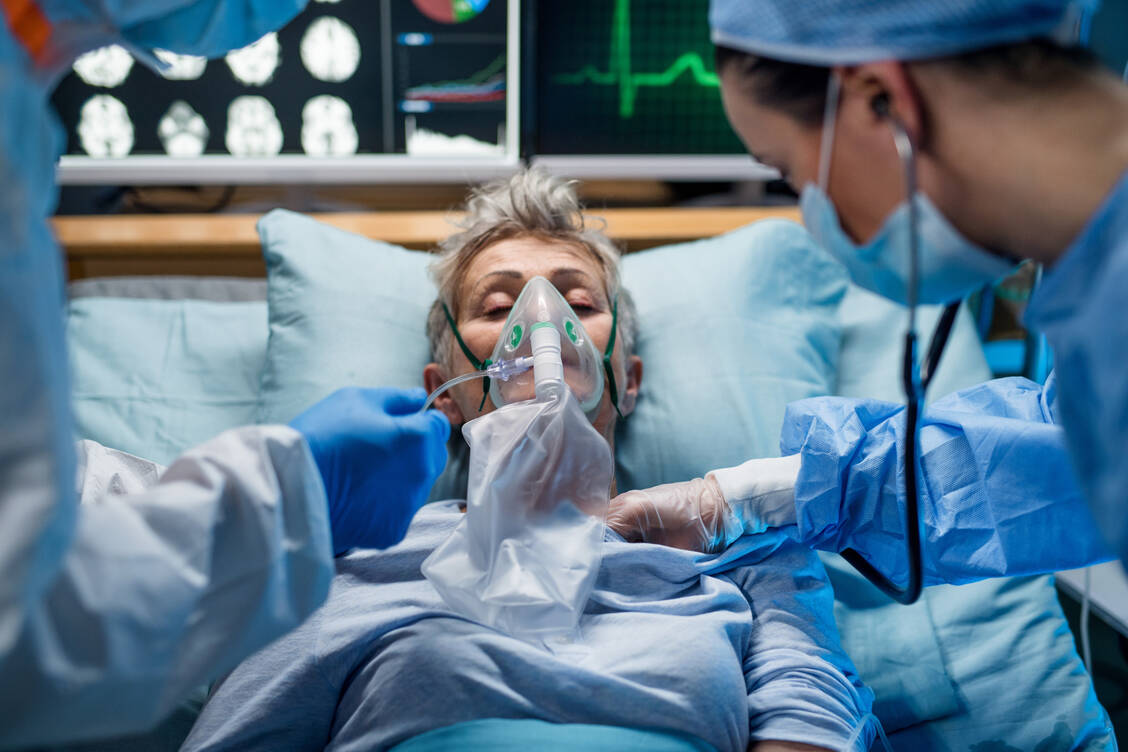 Neben einem höheren Alter zählt das RKI auch eine Reihe von chronischen Erkrankungen zu den Risikofaktoren, die zu einen schweren Krankheitsverlauf von Covid-19 führen können. / Foto: Adobe Stock/Halfpoint
