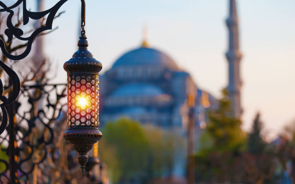 Während des Ramadans darf von Sonnenauf- bis Sonnenuntergang den Körper nichts durch Körperhöhlen betreten. Mittel zur Injektion wie Impfungen fallen jedoch nicht unter dieses Gebot und stellen kein Fastenbrechen dar.  / Foto: Adobe Stock/gorZh